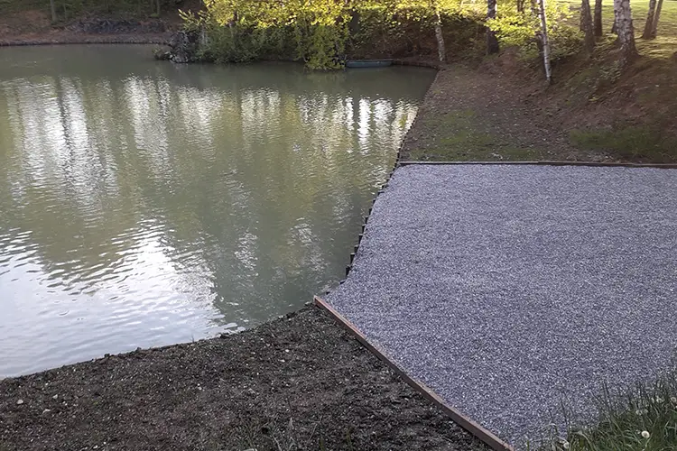 Etang vide dans un jardin