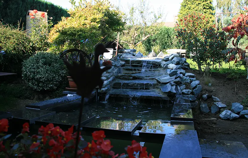 Petite fontaine avec un étang