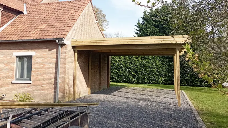Petit toît pour voiture en bois