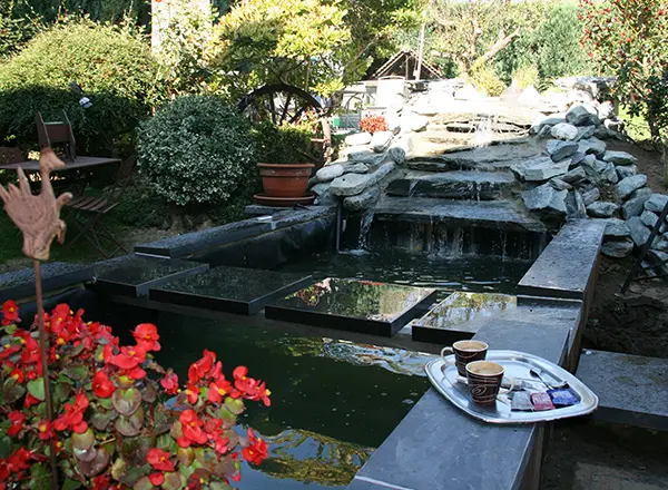 Création d'une fontaine avec un petit étang dans un jardin