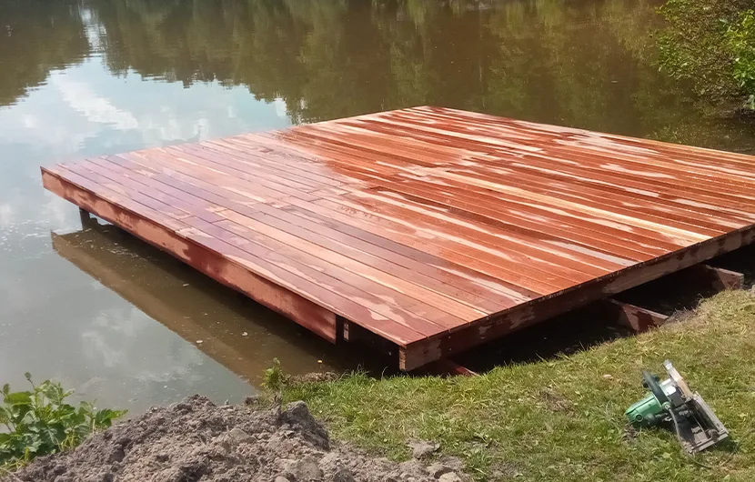 Ponton au bord d'une rivière