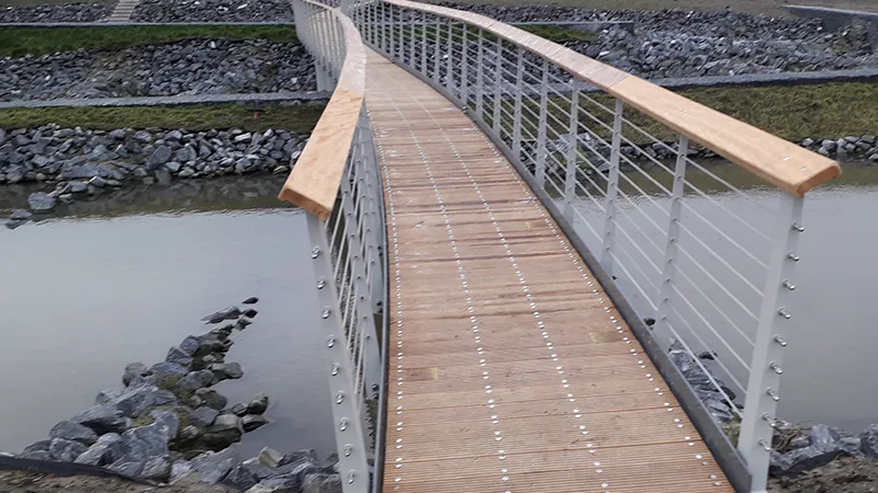 Ponton au bord d'un étang